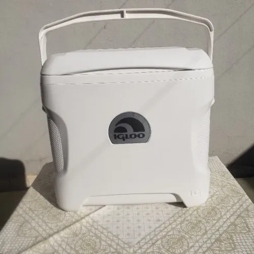 Vendo caixa térmica/cooler da marca Igloo, modelo Contour 30, na cor branca.