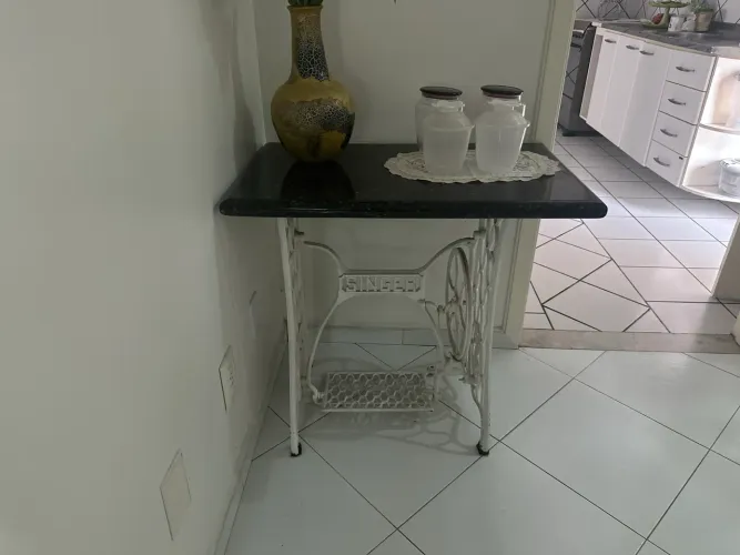 Antiquário :: Pé de Máquina antigo SINGER em ferro, pode ser com o tampão em mármore.