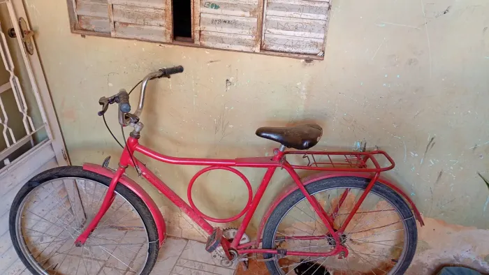 Bicicleta semi nova preço a negócia só fala a corrente 
