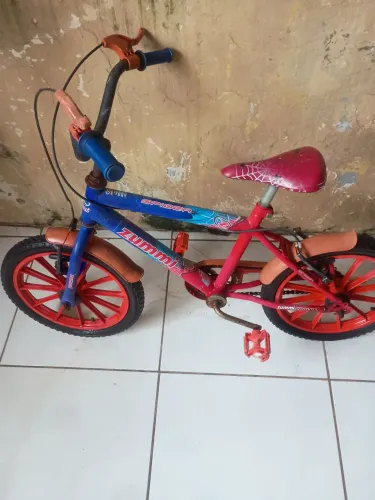 Bicicleta de criança só para dar uma geral fica toda filé