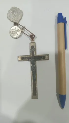 Crucifixo Antigo com Medalhas Religiosas