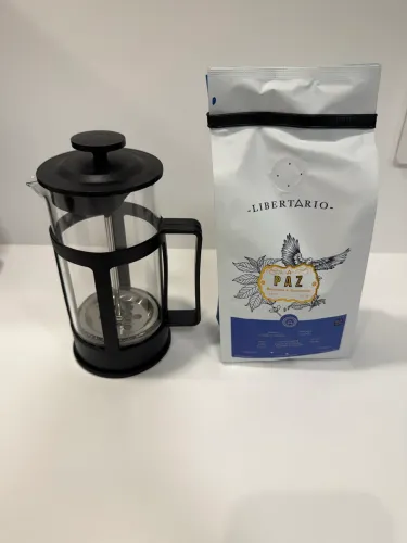 Cafeteira prensa e café Libertario 