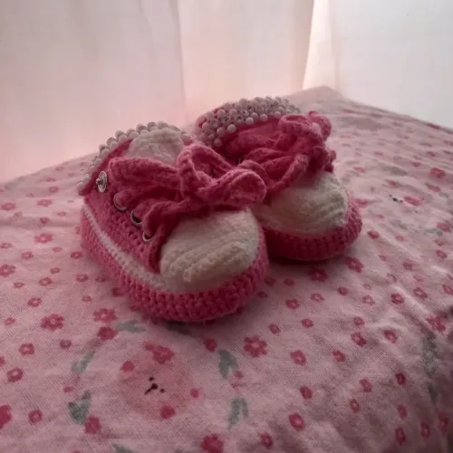 Sapatinho feito de crochê menina