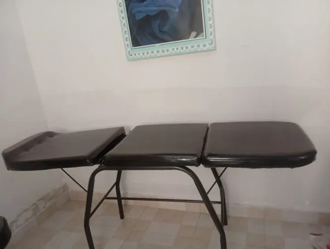 Vendo 1 maca, 1 cadeira, 1 escada, 1 suporte para produto.