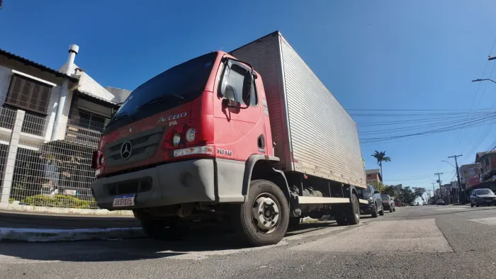 Mercedes Accelo 1016 2013 Baú - Revisões na concessionária - Único dono