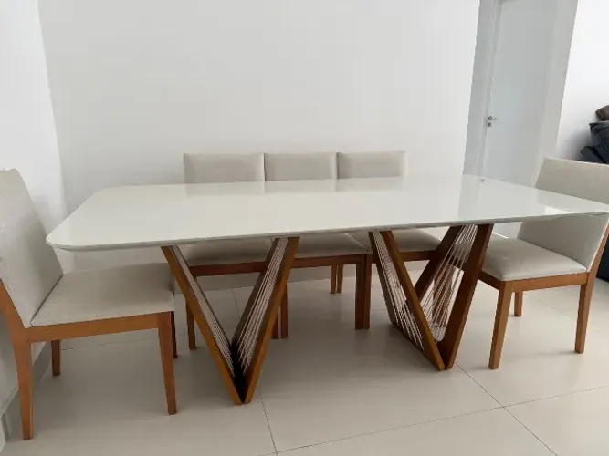 Mesa e cadeiras de jantar
