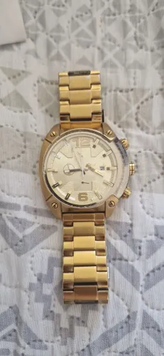 Relógio diesel dourado