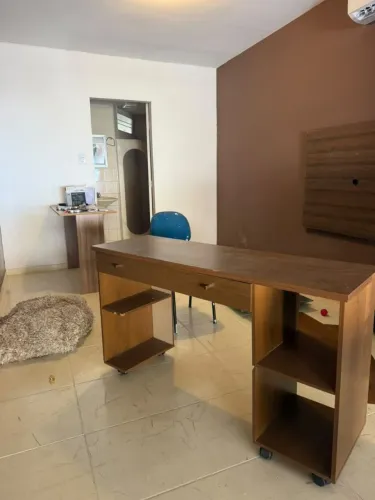 Mesa/escrivaninha de madeira