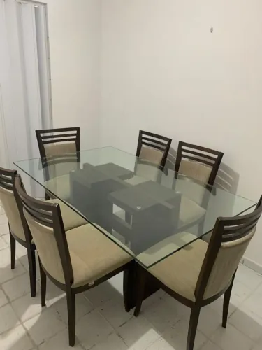 Mesa de jantar com tampo de vidro e 6 cadeiras