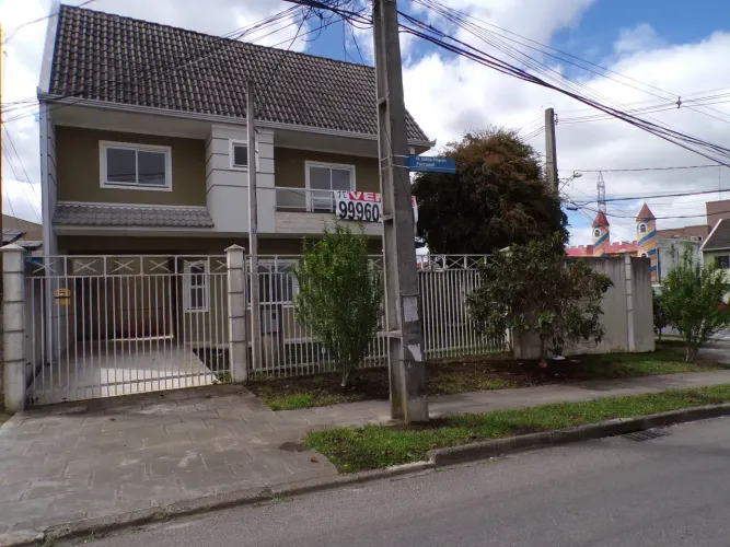 Residência de esquina com 3 quartos (suíte), 2 vagas, no Uberaba!