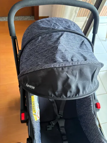Carrinho de bebê com bebê conforto 