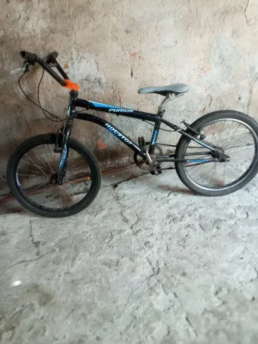 Vende _se uma bicicleta infantil