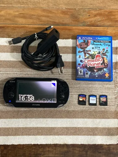 PSVita funcionando 100% + 3 jogos físicos + carregador original. Envio OLX PAY
