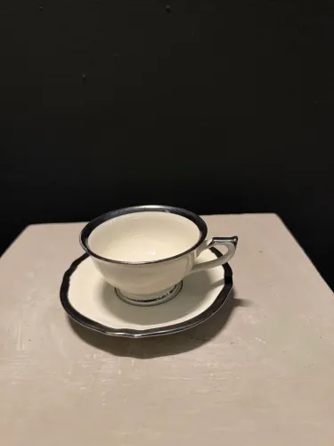 Xícara alemã Koenigszelt em porcelana marfim e azul-marinho