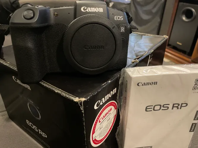 Câmera Canon RP mirrorless pouco usada 