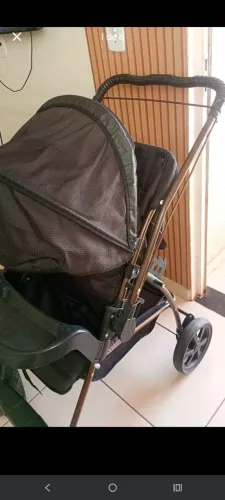 Carrinho de bebê Galzerano e bebê conforto