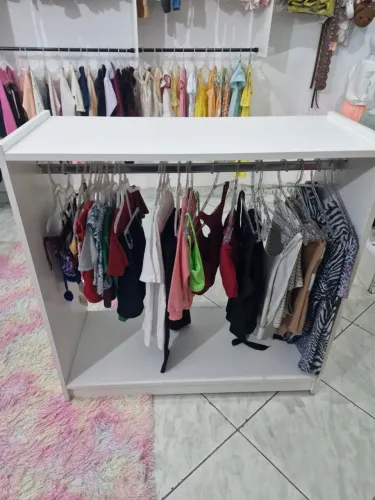 Balcão cabideiro branco planejado