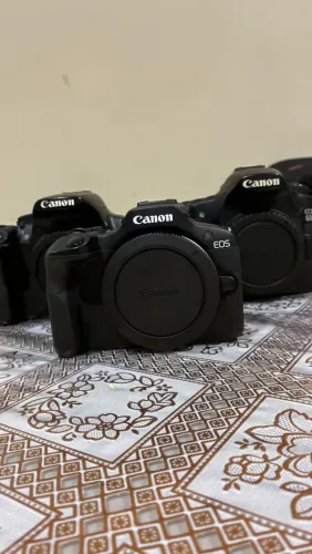 Camera Canon R100 ( 100% conversada e protegida)