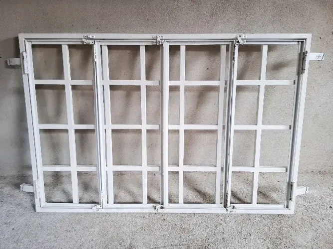 Janela branca de aço galvanizado - NOVA
