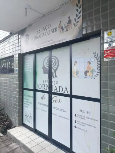 Adesivo de Vinil para Fachada e Vitrine (Sob Medida)