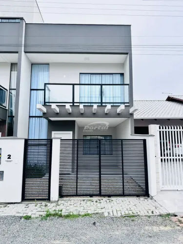Casa na praia de Armacao na cidade de Penha, 03 quartos, suíte, espaço para piscina a apen