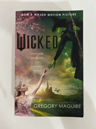 Livro Wicked EM INGLÊS Capa Ariana Grande Cynthia Erivo