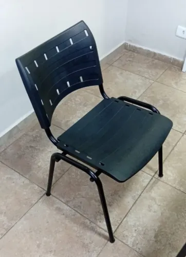  Cadeira Iso Empilhável de Polipropileno - Preta