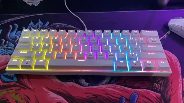 Título: Teclado Mecânico 60% Branco RGB Hot-Swappable - Switch Blue