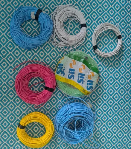 Sobra de fios elétricos