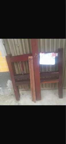 Cama de solteiro semi nova
