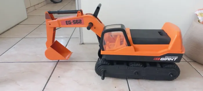 Trator brinquedo infantil