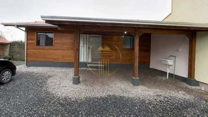 Casa para alugar com 02 dormitórios no bairro Joaia, Tijucas-SC