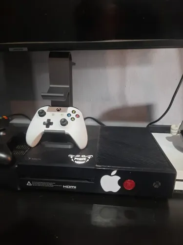 Xbox One Funcionando perfeitamente . Acompanha 1 controle e Cabos. 