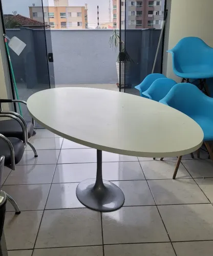 Mesa Oval Branca 2,00 x 1,00 m - Moderna e elegante