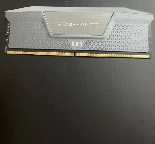 Memória RAM Corsair Vengeance RGB 32GB DDR5 6000MHz CL40