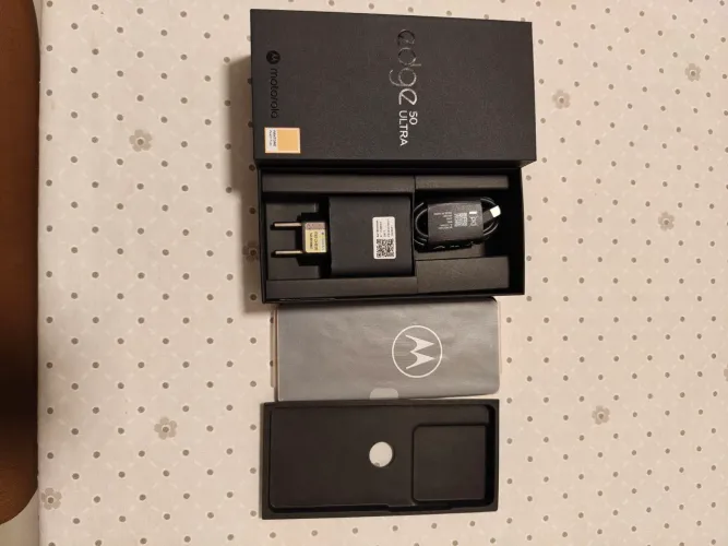 Vendo Motorola Edge 50 Ultra 512 GB, cor Peach Fuzz (Pantone).