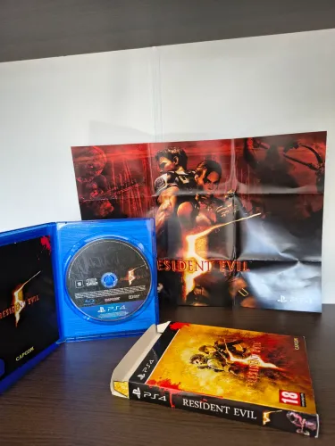 Jogo Resident EVIL 5 para PS4 com Caixa de Papelão e Pôster.