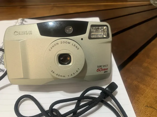 Câmera Canon Sure Shot 60 Zoom, uma câmera analógica 35 mm (filme) da década de 1990.