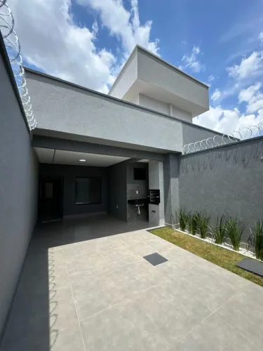 Casa com ótima localização esperando por você! Localizada no Setor Bolônia, essa é a opor