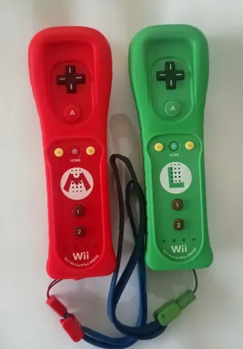 Par de Controles Originais Nintendo Wii Edição Especial Mario e Luigi estado de zero