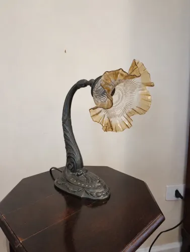 Luminária de Mesa Vintage em Bronze com Bobeche de Vidro Satinê