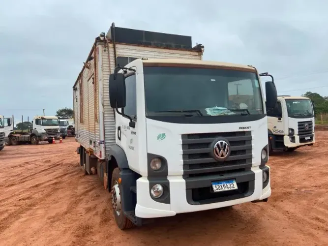VW 17190 ano 2023 com baú oficina área de vivência banheiro completo