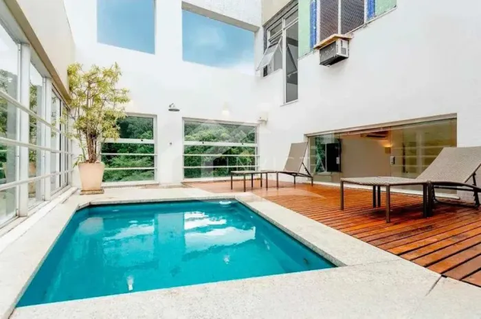 Incrível duplex no alto Leblon