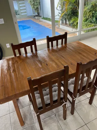 Mesa e cadeiras