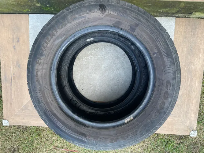 Goodyear - *Medida*: 205/60 R15 - *