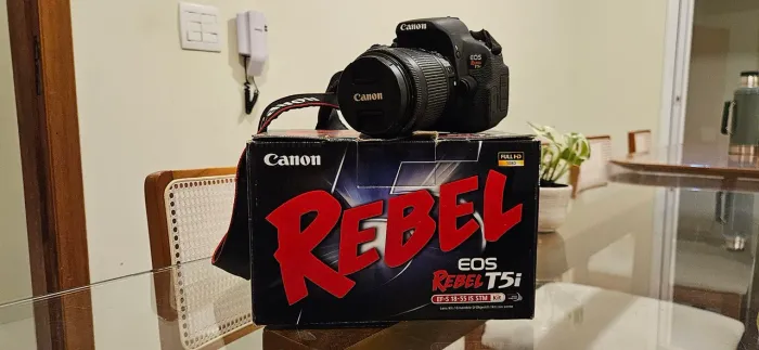 Canon T5i + Lente 18-55 mm