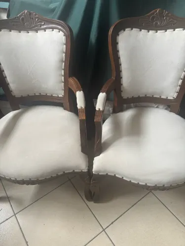 Par de poltronas estilo clássico.