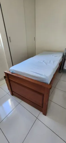 Cama de solteiro de angelim com gaveteiro