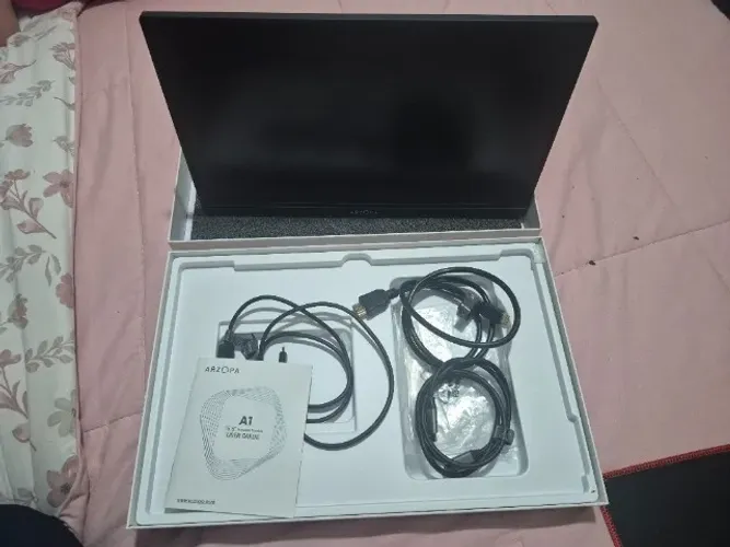 Monitor portátil Arzopa A1 sem uso