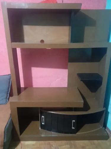 Vende se uma estante a vista